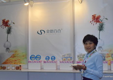 来自金德百合的祝菱女士。公司的主要产品为甜百合。Mrs Zhuling from Kingdomlily. Sweet lily is their main product.